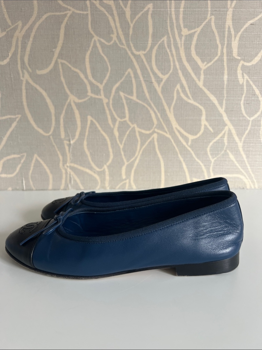 CHANEL Two-Tone Navy Blue and Black Leather Cap-Toe Ballet Flats - size 37 - Picture 3 of 7